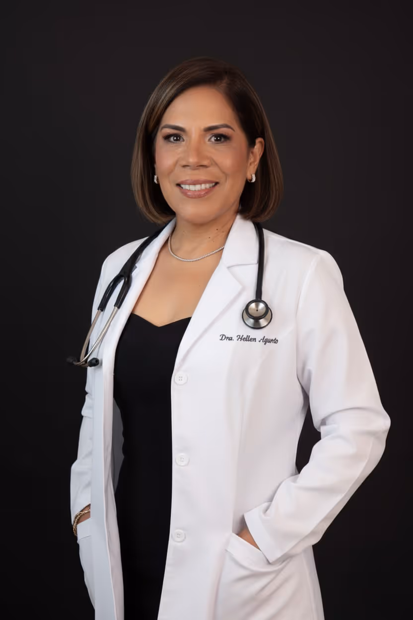 Doctora con bata blanca y estetoscopio, sonriendo sobre fondo negro.