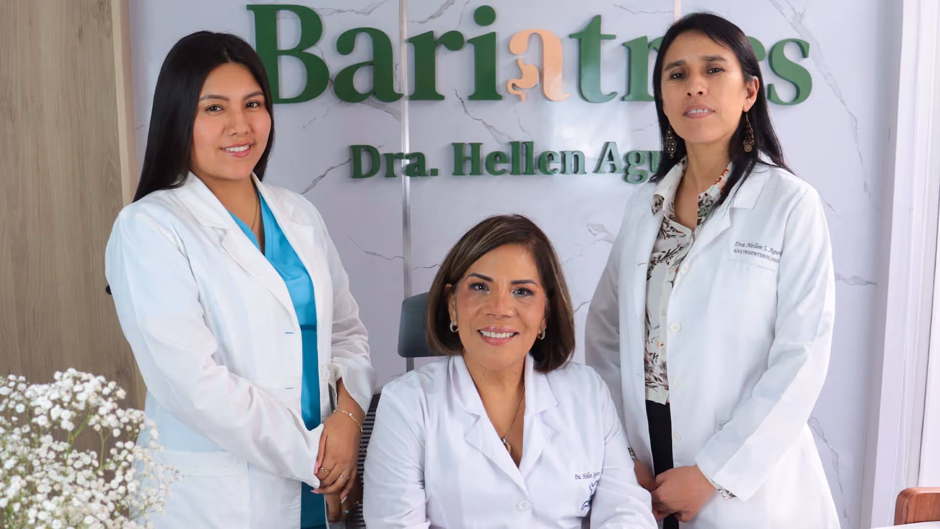 Tres profesionales médicas con batas blancas posan en consulta de gastroenterología de Dra. Hellen Aguirre.
