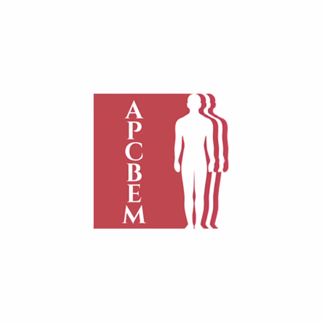 Logo de APCBEM con siluetas humanas blancas y fondo rojo.