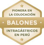 Insignia dorada con texto que dice: Pionera en la colocación de balones intragástricos en Perú.